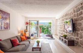 Трехэтажный дом на первой линии в Которе, Доброта