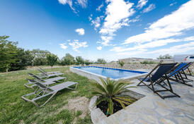 Вилла на просторном участке в тихом месте