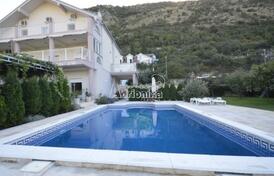 Большой дом в Суторине с бассейном и просторным двором